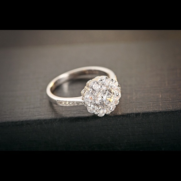 Gorgeous Cubic Zirconia Flower Ring - Picture 2 of 8
